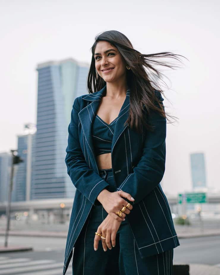 mrunal thakur - updatenews360.png 2